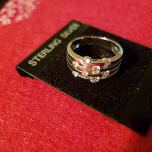 New unworn gorgeous silver ring with zirconias